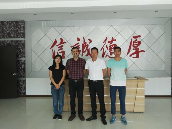 M. Reza Rousta先生與創(chuàng)想儀器總經(jīng)理、外貿(mào)經(jīng)理等合影
